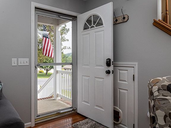 3rd image of 1090 Robin Hood Ct