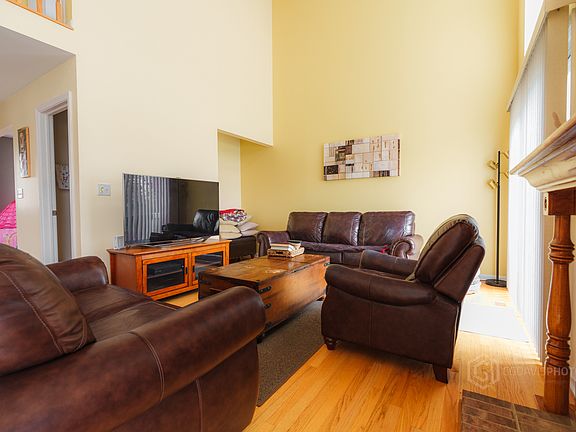 3rd image of 174 Wellington Cir