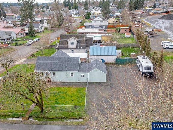 4th image of 809 SW Ash St