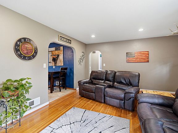 4th image of 610 12th St NW