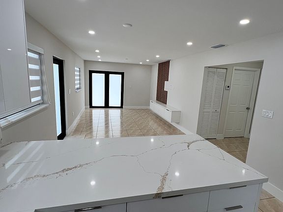 5th image of 160 E 34th St #160