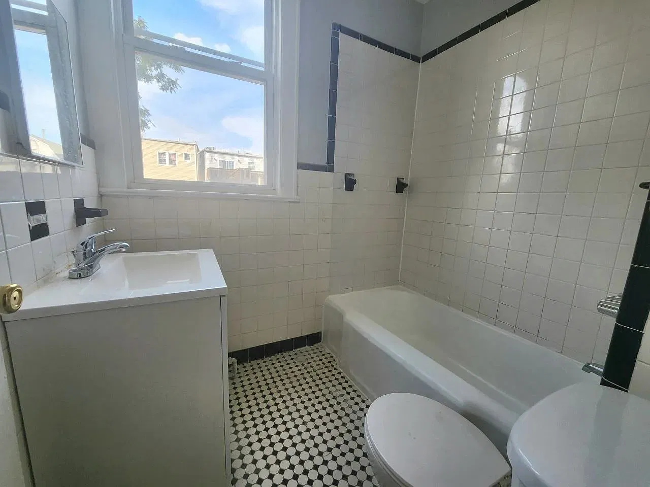 2 bed, 900 sqft, $1,800 — Photo 3