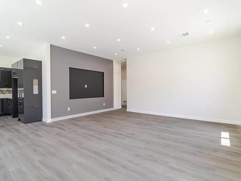 10654 Nassau Ave — Photo 7