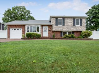 321 Oconnor Rd, North Babylon, NY 11703
