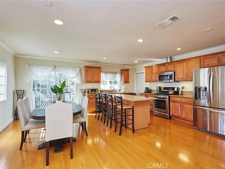 17827 Burbank Blvd — Photo 7