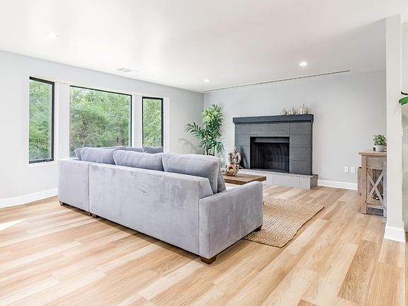 5th image of 109 Bonnywood Way