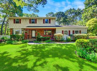 2 Tree Hollow Ln, Dix Hills, NY 11746