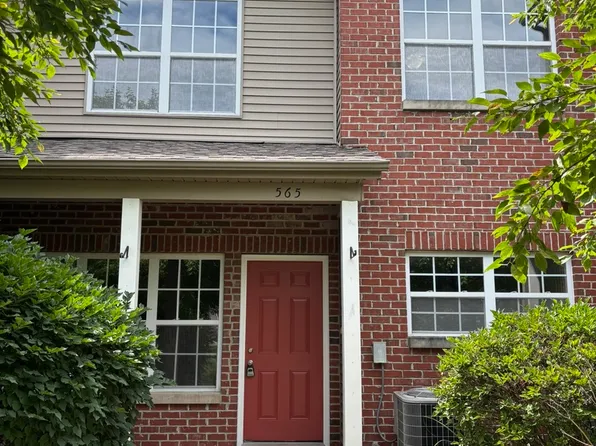 565 Clayton Cir #Co, Sycamore, IL 60178