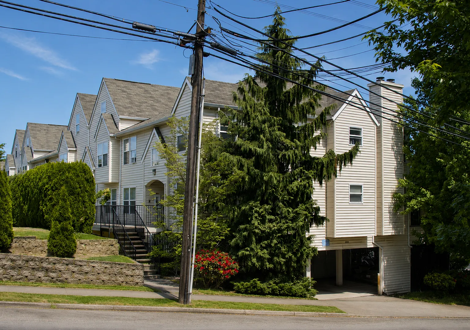 Hoodview Apartments — Photo 3