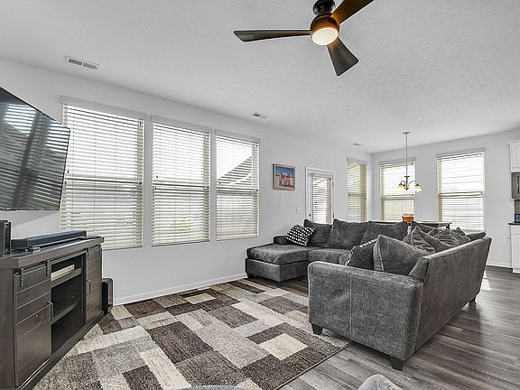 3rd image of 897 Zeller Cir