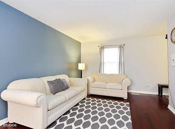 2nd image of 852 Newbury Ct