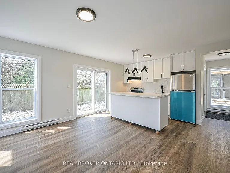 685 Frederick St — Photo 2