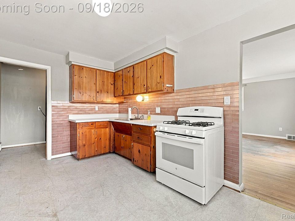 22434 Hillock Ave, photo 12