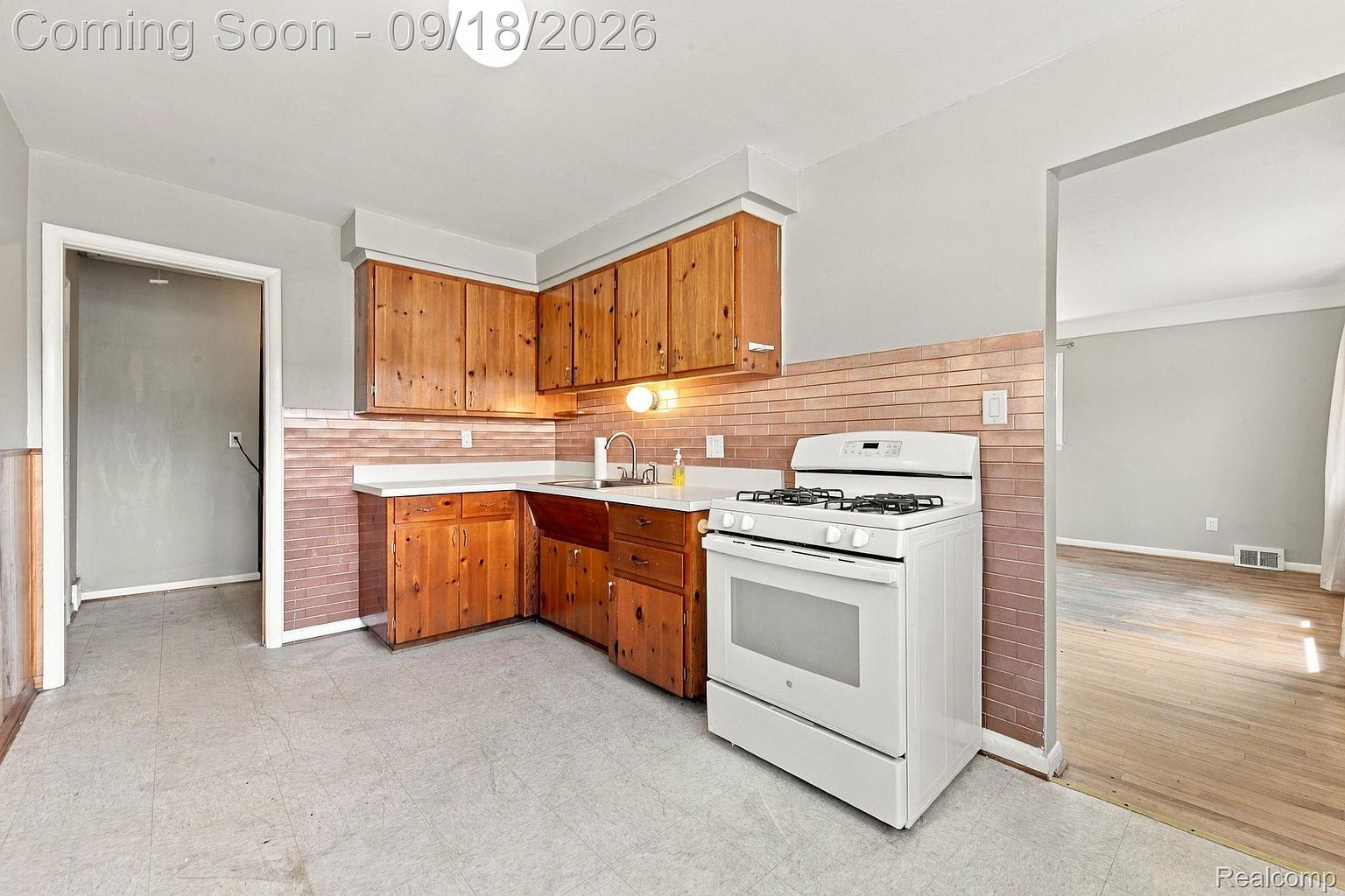 22434 Hillock Ave, photo 12