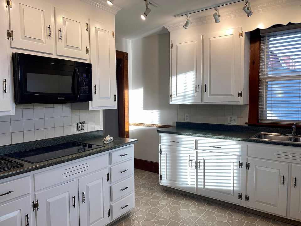 Bright sunny Kitchen, ample cabinet space with modern wall oven and cooktop.