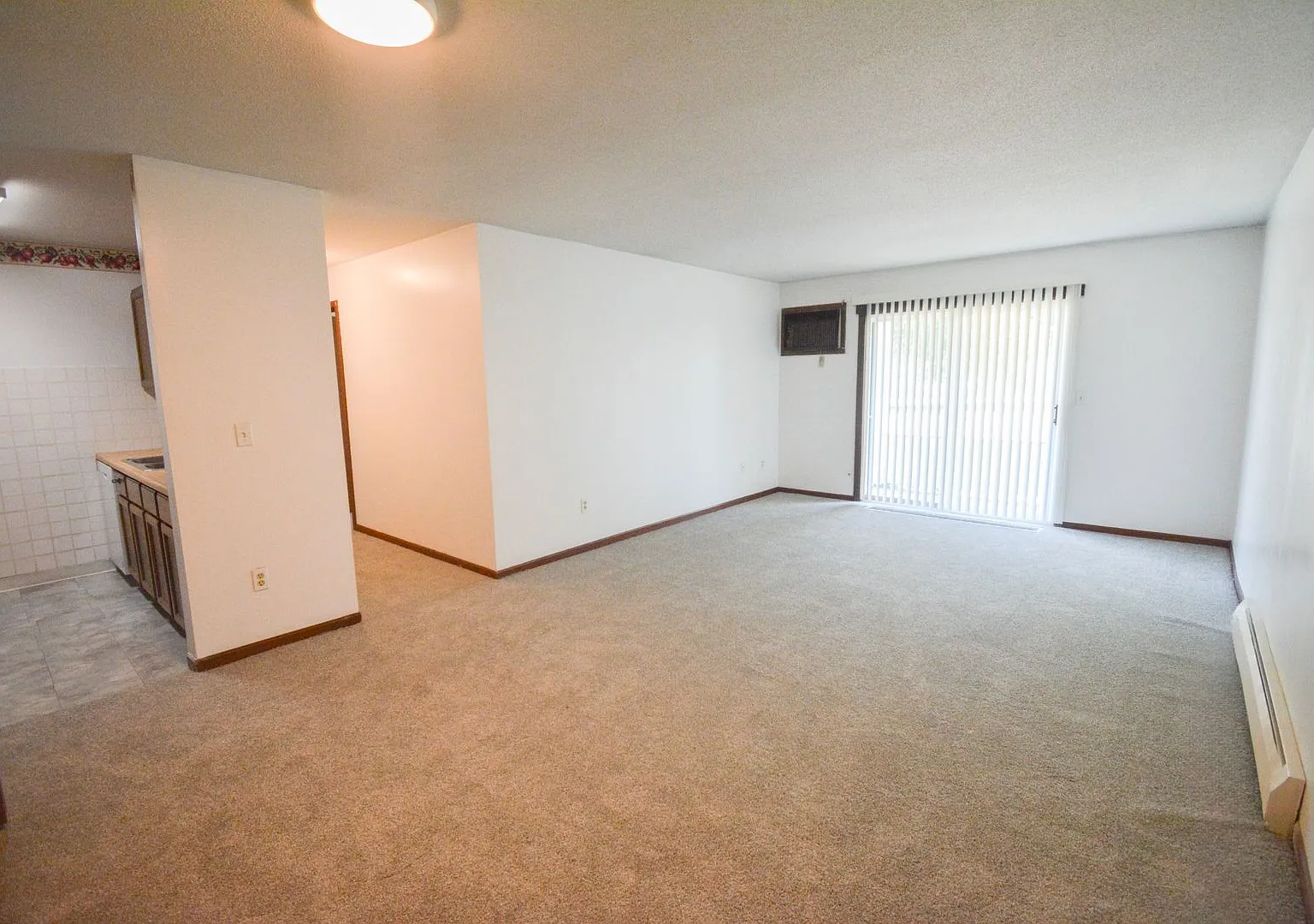 Main floor 2br condo steps from the Douglas Trail! — Photo 2