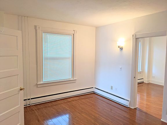 4th image of 612 E Morton St #1