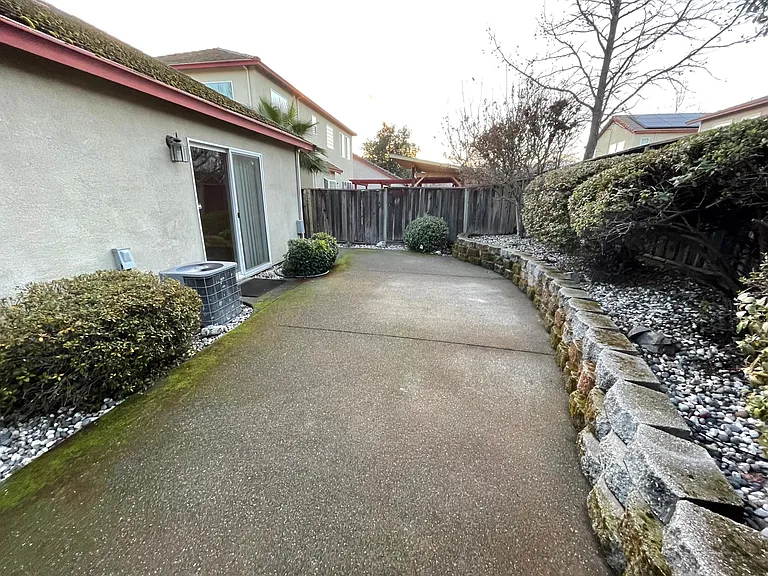 490 Briarwood Dr — Photo 8