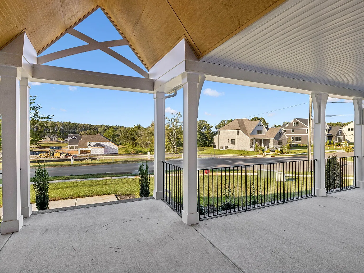 5 bed, 4.5 bath, 4138 sqft, $5,500 — Photo 2