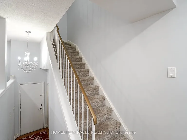 30 Hoskins Sq — Photo 16