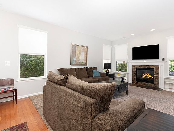 3rd image of 3880 Blackstone Dr
