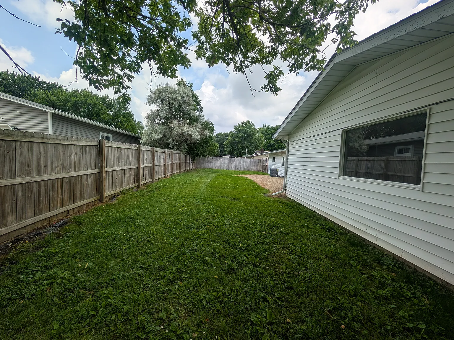 4 bed, 1.5 bath, 1496 sqft, $1,950 — Photo 2