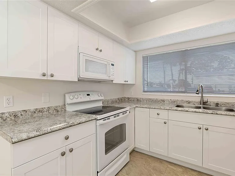 3569 Bee Ridge Rd — Photo 11