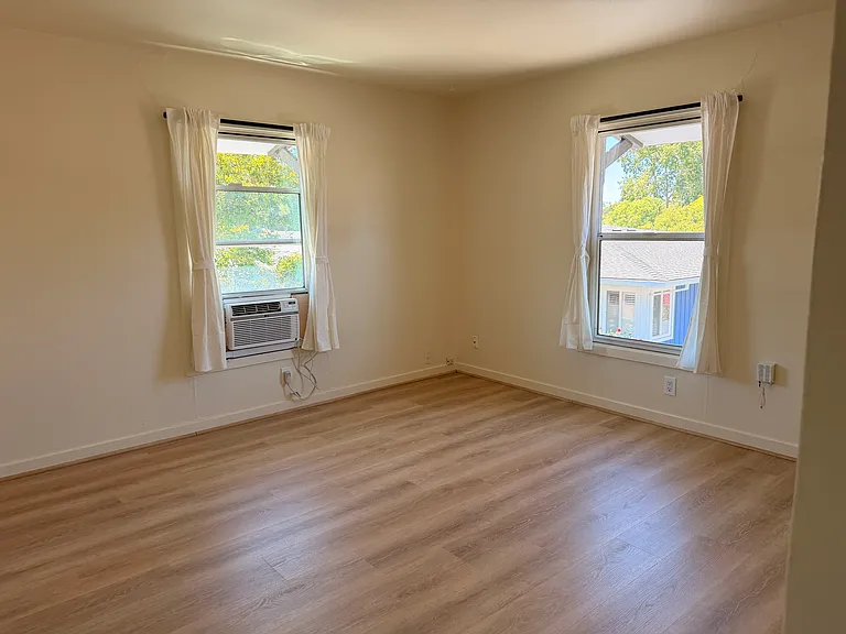 Living room (12'x12.5')