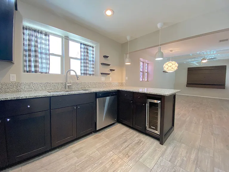 4004 Camelot Hts #B — Photo 9