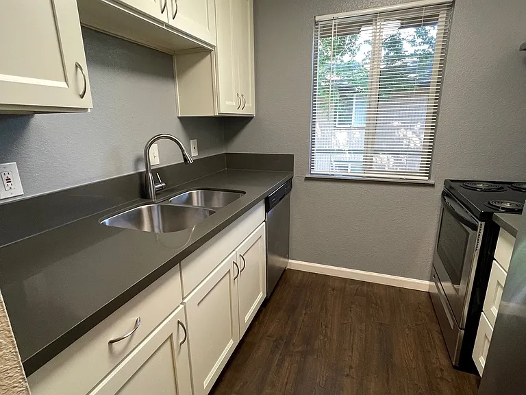 Emerald Park Apartments — Photo 12