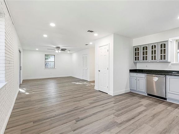 3rd image of 5121 Eighty Arpent Rd