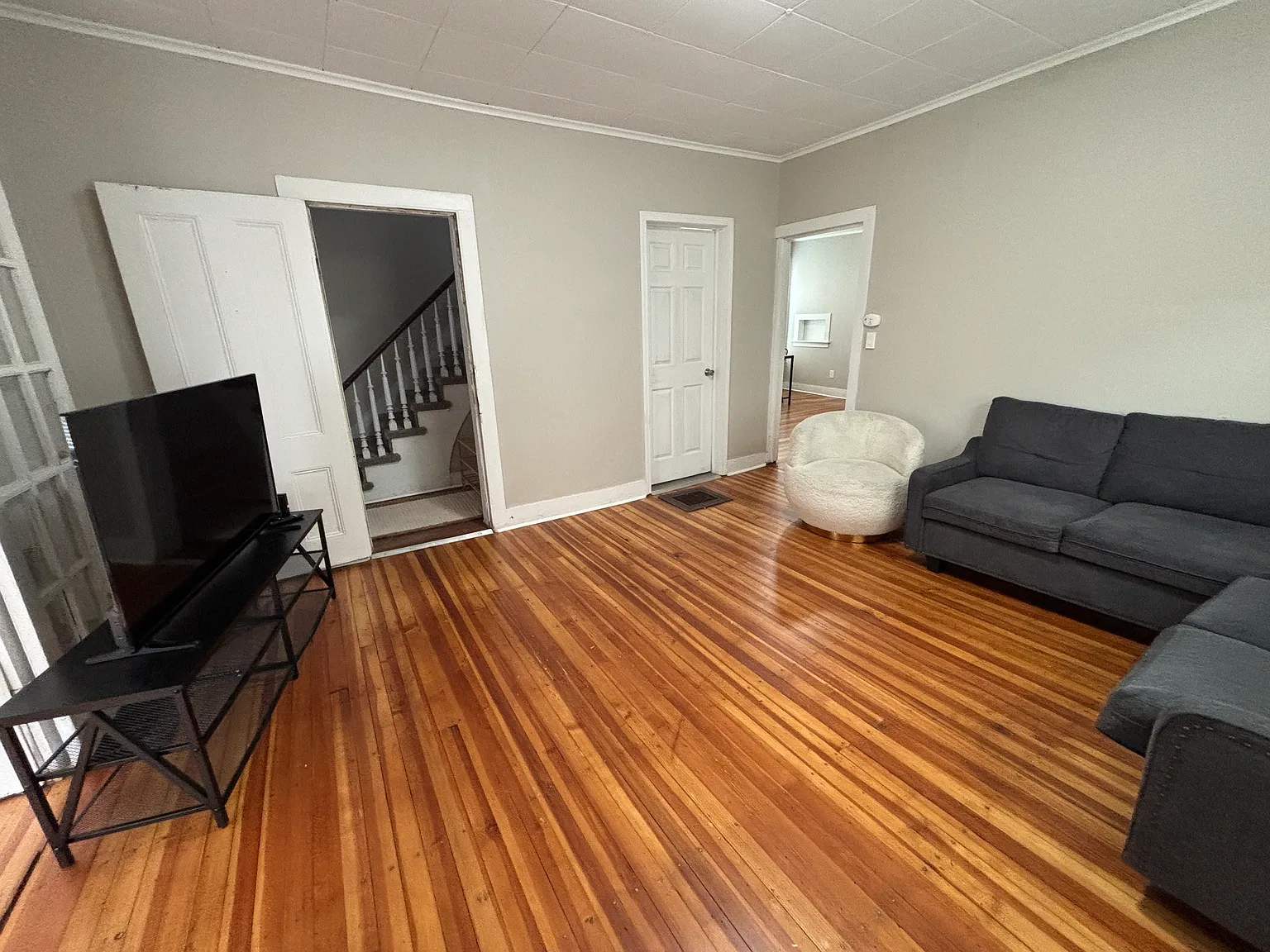 5 bed, 2150 sqft, $4,125 — Photo 2