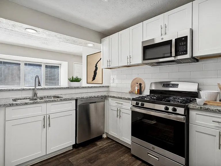 2311 Dunwoody Xing — Photo 10