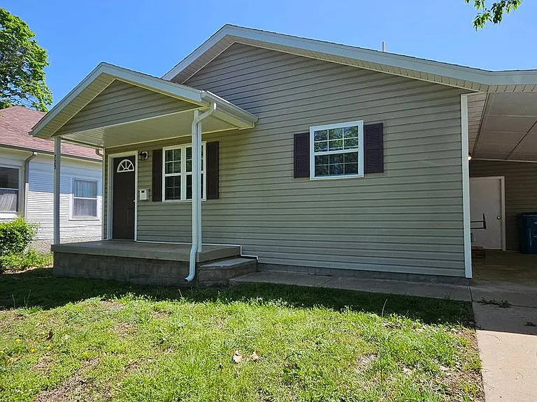 725 S Empire Ave — Photo 2