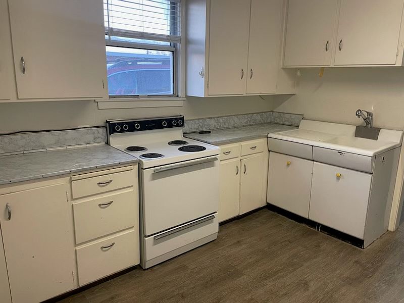 2nd image of 915 W 2700 S