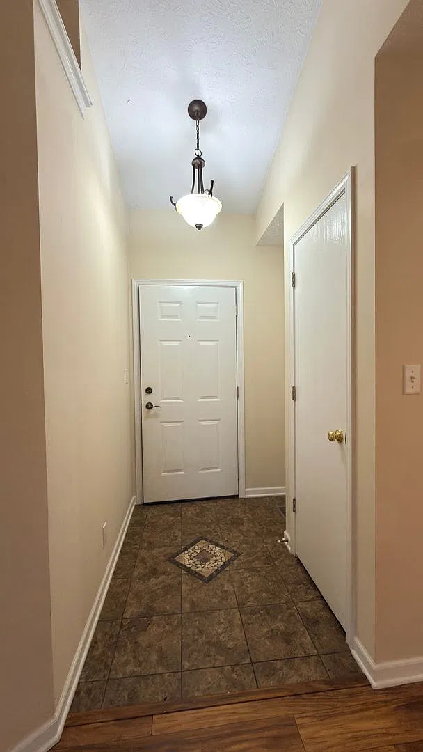 Ranch Style 3 Bedroom 2 Bath — Photo 2