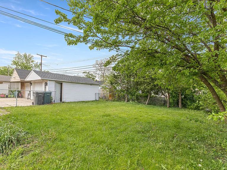 21311 Outer Dr — Photo 32