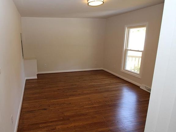 4th image of 608 E Main St