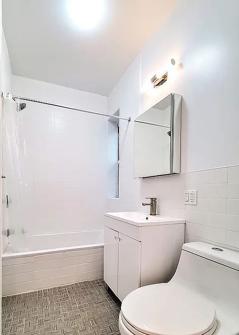 2nd image of 975 Washington Ave APT 2A