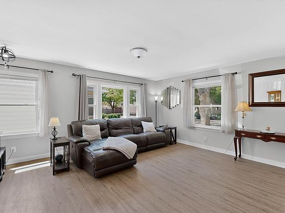 3rd image of 1522 7th Ave NE