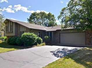 9944 Nesbitt Cir, Bloomington, MN 55437