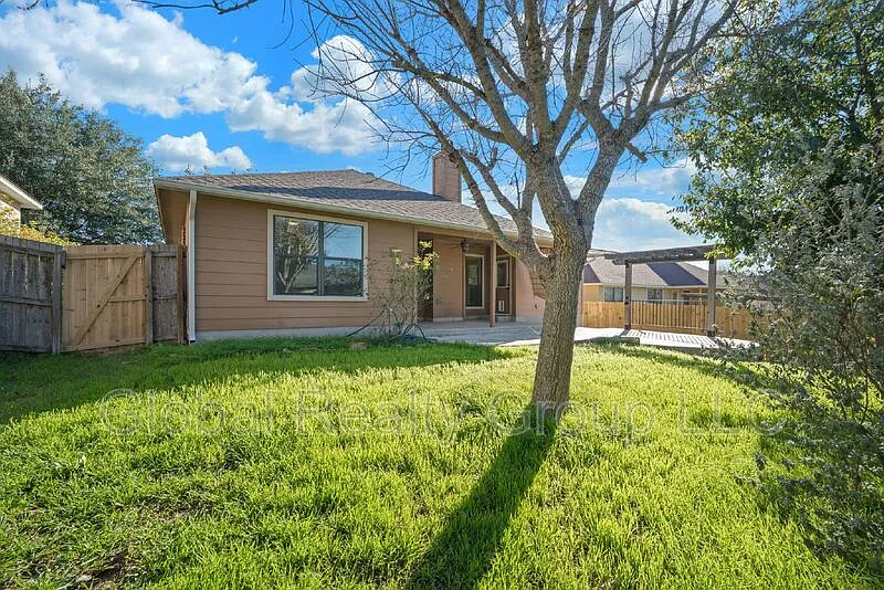 3 bed, 2.0 bath, 1639 sqft, $1,950 — Photo 2