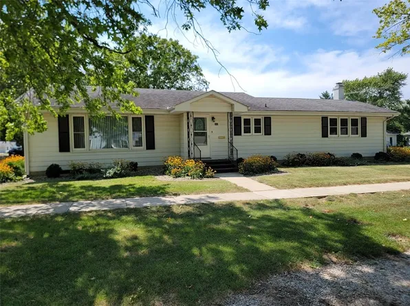 301 N Maple St, Windsor, IL 61957