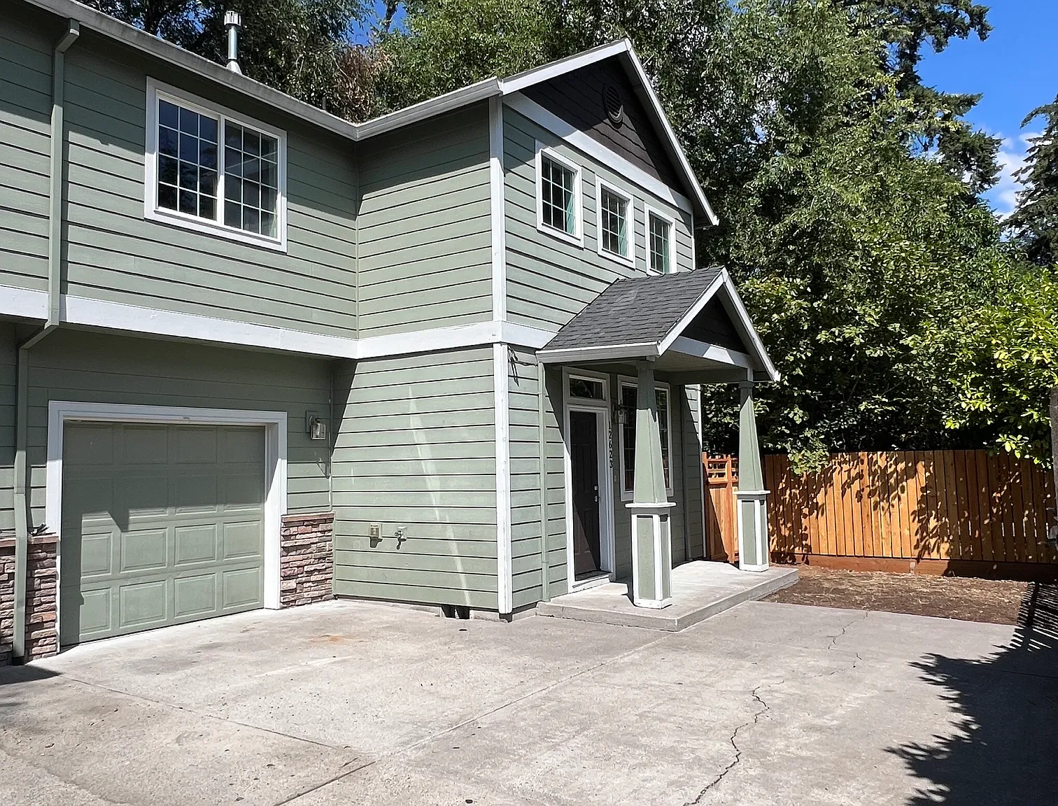 3 bed, 2.5 bath, 1308 sqft, $2,460 — Photo 2