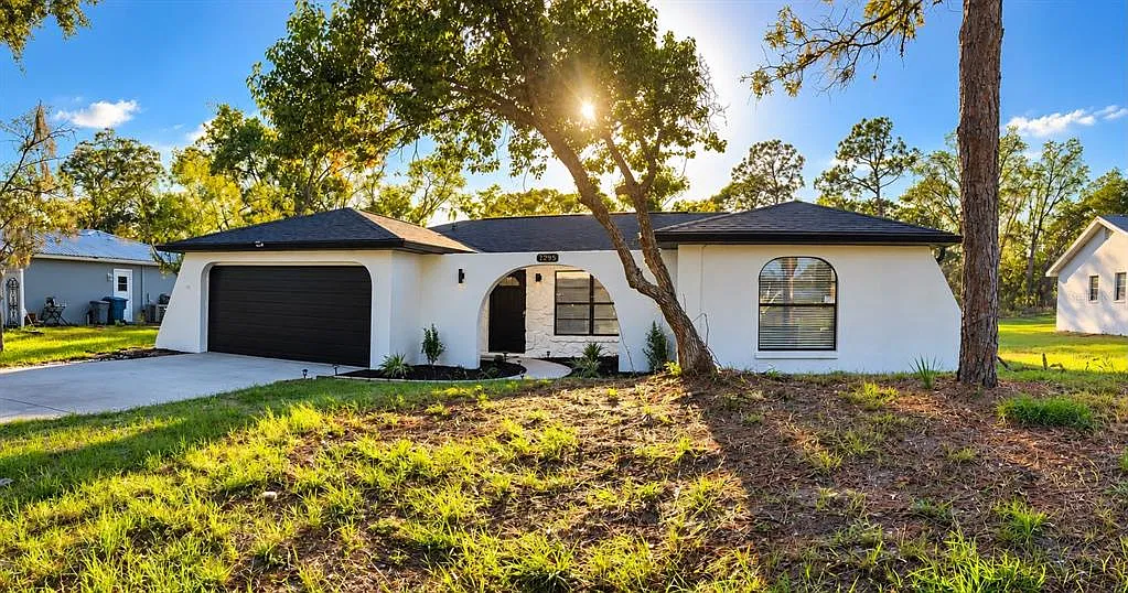 3 bed, 2.0 bath, 1206 sqft, $2,000 — Photo 1