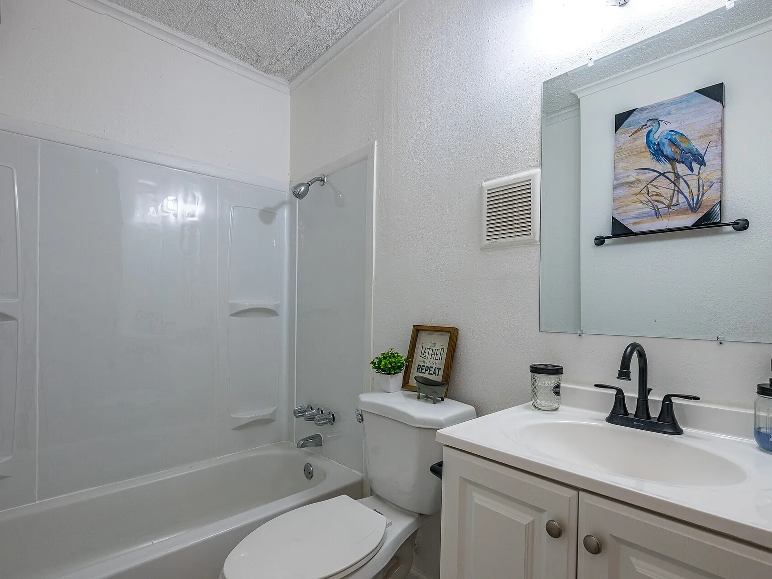 3 bed, 895 sqft, $1,384 — Photo 3