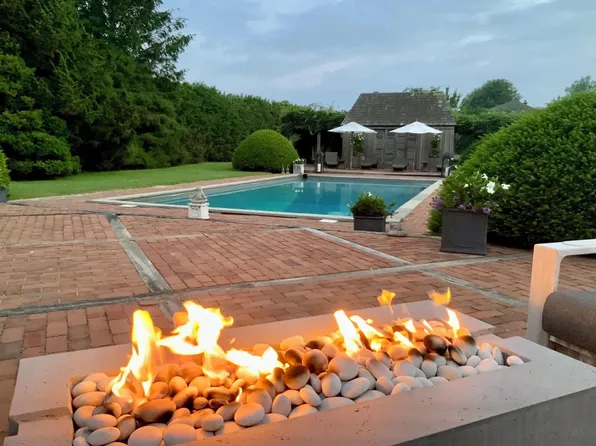 https://photos.zillowstatic.com/fp/4b4aa580f067d611dd071ccdb91eaaf4-p_e.webp