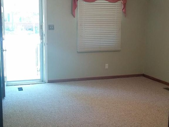 3rd image of 105 Marilyn Dr