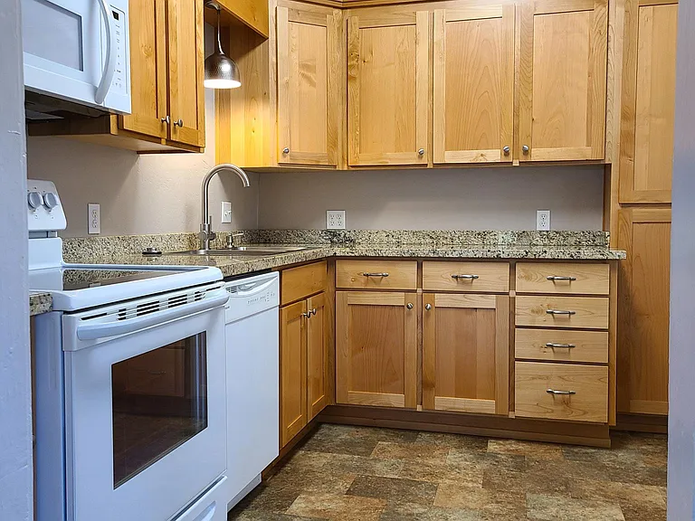 1111 SW Foundry St — Photo 5