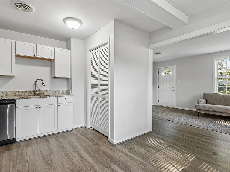 624 Sterling St — Photo 13